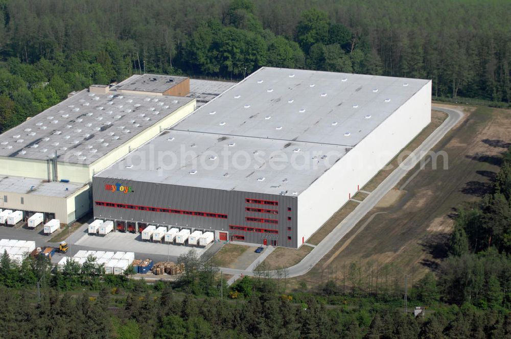 Langenselbold from the bird's eye view: Erweiterungsbau Logistiklager My Toys am Warenverteilzentrum Schwab im Gewerbegebiet Langenselbold. Ein Projekt der ECE Projektmanagement G.m.b.H & Co. KG. Annex building of the logistics centre My Toys at the distribution centre Schwab in the business park Langenselbold. A project of ECE Projektmanagement G.m.b.H & Co. KG.