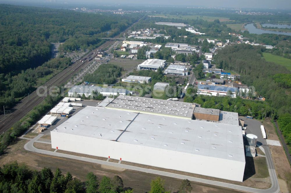 Langenselbold from the bird's eye view: Erweiterungsbau Logistiklager My Toys am Warenverteilzentrum Schwab im Gewerbegebiet Langenselbold. Ein Projekt der ECE Projektmanagement G.m.b.H & Co. KG. Annex building of the logistics centre My Toys at the distribution centre Schwab in the business park Langenselbold. A project of ECE Projektmanagement G.m.b.H & Co. KG.