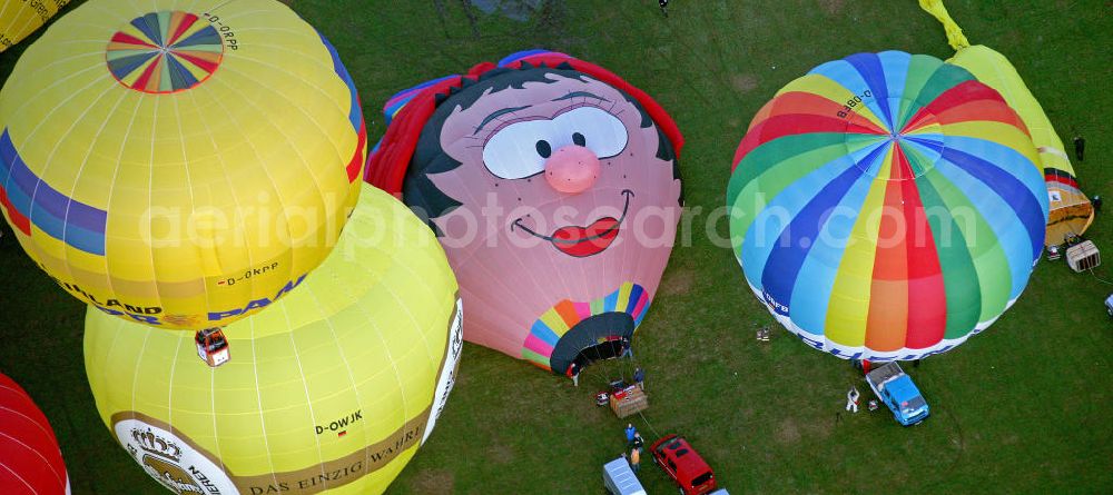 Warstein from the bird's eye view: Impressionen der Warsteiner Internationalen Mongolfiade 2008. Es ist der größte europäische Heißluftballon-Wettbewerb und findet jährlich Anfang September statt. Impressions of the Warsteiner International Mongolfiade 2008. It is Europe's largest hot-air balloon competition and held annually in early September.