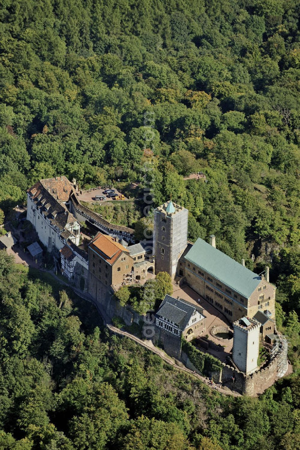 Eisenach from above - Blick auf die Wartburg-Stiftung Eisenach bei Eisenach in Thüringen. Die Burg stammt aus dem 11. Jahrhundert, besteht aber in ihrer heutigen Erscheinungsform seit Mitte des 19. Jahrhunderts, als sie unter Einbeziehung weniger erhaltener Teile neu erbaut wurde. Seit 1999 gehört sie zum UNESCO-Weltkulturerbe. View of the Wartburg-Stiftung Eisenach near Eisenach in Thuringia. The castle dates from the 11th Century, but has its present form since the mid-19th Century. Since 1999 it is a UNESCO World Heritage Site.