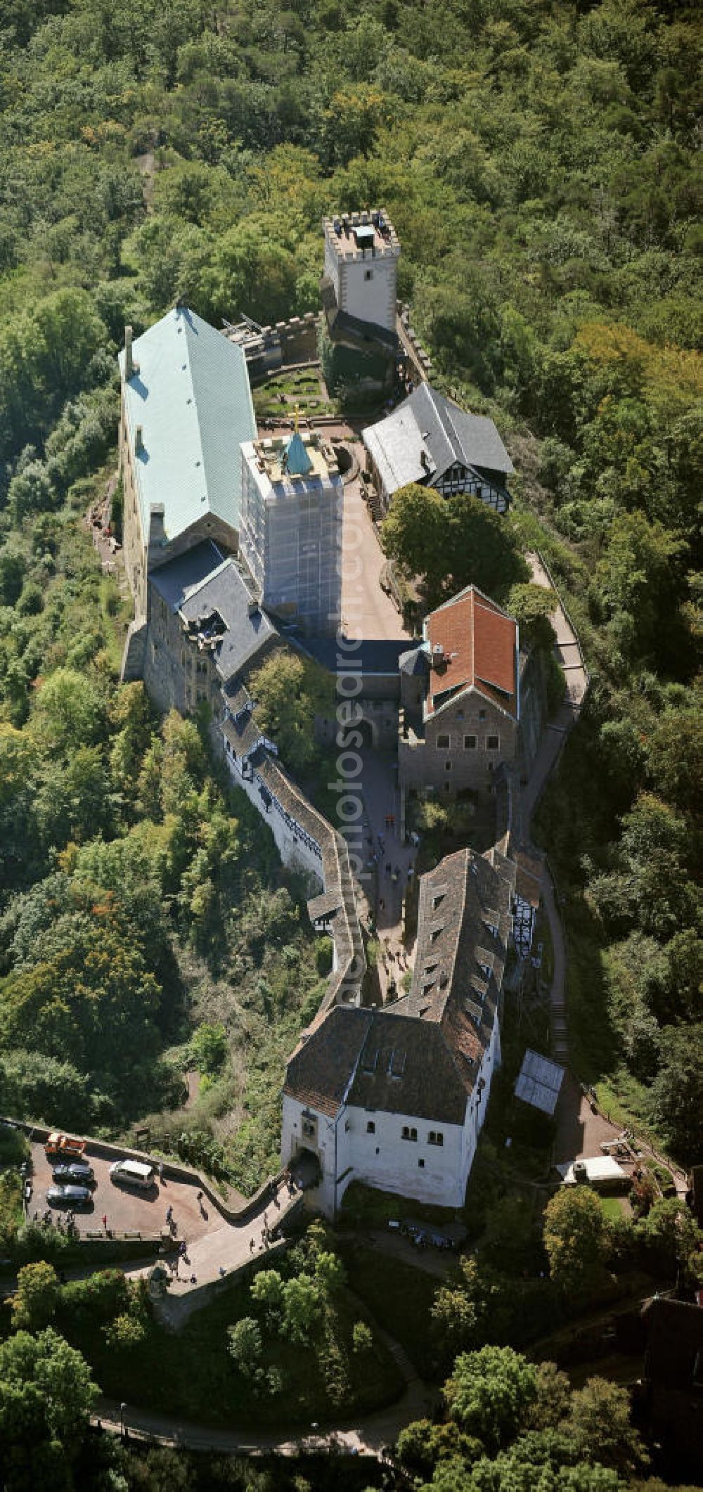 Aerial image Eisenach - Blick auf die Wartburg-Stiftung Eisenach bei Eisenach in Thüringen. Die Burg stammt aus dem 11. Jahrhundert, besteht aber in ihrer heutigen Erscheinungsform seit Mitte des 19. Jahrhunderts, als sie unter Einbeziehung weniger erhaltener Teile neu erbaut wurde. Seit 1999 gehört sie zum UNESCO-Weltkulturerbe. View of the Wartburg-Stiftung Eisenach near Eisenach in Thuringia. The castle dates from the 11th Century, but has its present form since the mid-19th Century. Since 1999 it is a UNESCO World Heritage Site.