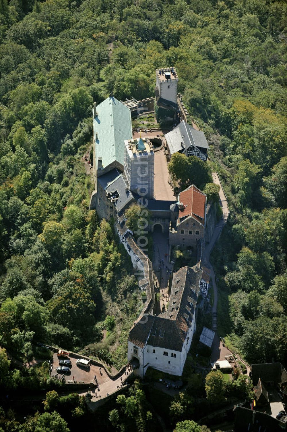 Aerial photograph Eisenach - Blick auf die Wartburg-Stiftung Eisenach bei Eisenach in Thüringen. Die Burg stammt aus dem 11. Jahrhundert, besteht aber in ihrer heutigen Erscheinungsform seit Mitte des 19. Jahrhunderts, als sie unter Einbeziehung weniger erhaltener Teile neu erbaut wurde. Seit 1999 gehört sie zum UNESCO-Weltkulturerbe. View of the Wartburg-Stiftung Eisenach near Eisenach in Thuringia. The castle dates from the 11th Century, but has its present form since the mid-19th Century. Since 1999 it is a UNESCO World Heritage Site.