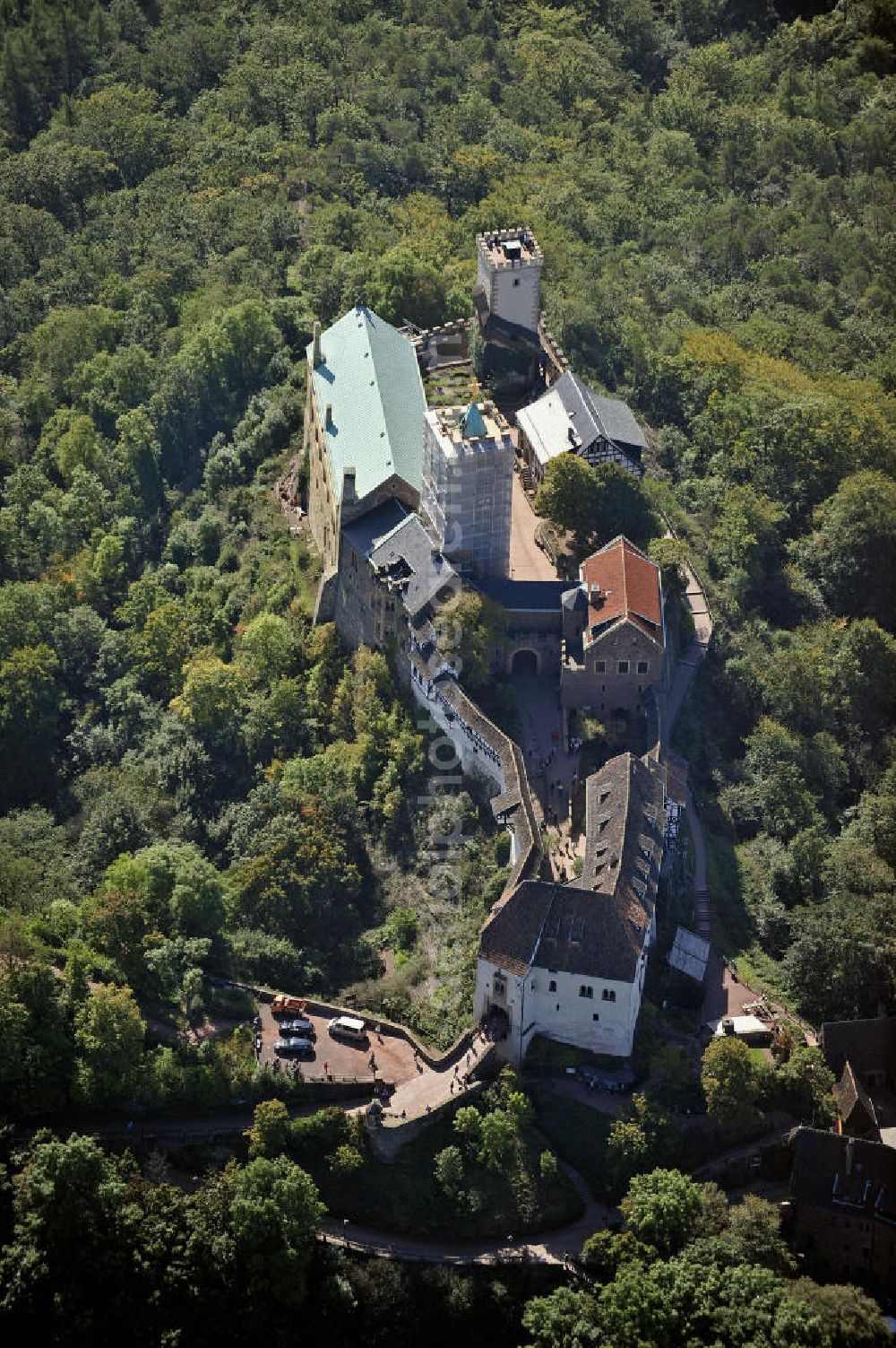 Eisenach from above - Blick auf die Wartburg-Stiftung Eisenach bei Eisenach in Thüringen. Die Burg stammt aus dem 11. Jahrhundert, besteht aber in ihrer heutigen Erscheinungsform seit Mitte des 19. Jahrhunderts, als sie unter Einbeziehung weniger erhaltener Teile neu erbaut wurde. Seit 1999 gehört sie zum UNESCO-Weltkulturerbe. View of the Wartburg-Stiftung Eisenach near Eisenach in Thuringia. The castle dates from the 11th Century, but has its present form since the mid-19th Century. Since 1999 it is a UNESCO World Heritage Site.