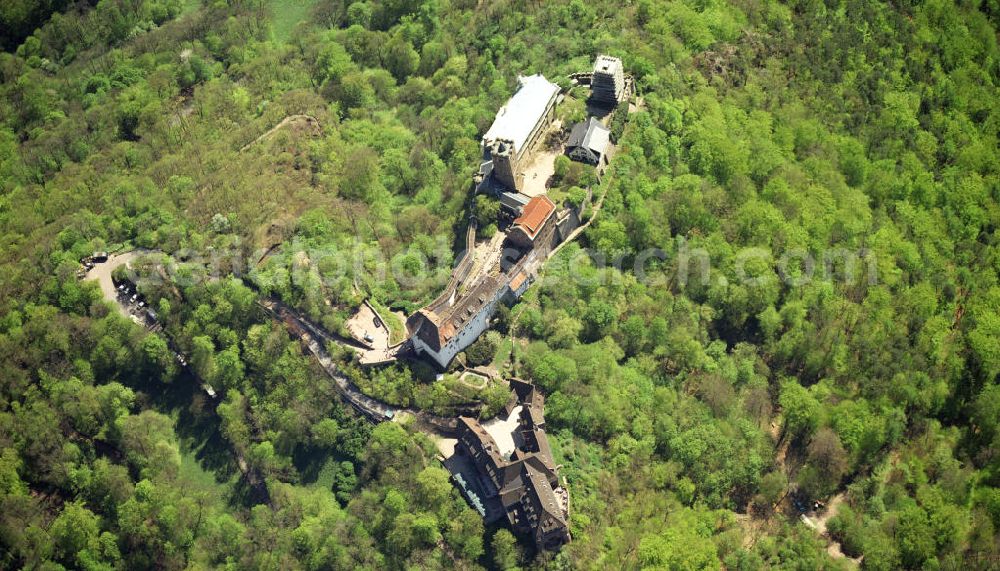 Eisenach from above - Blick auf die Wartburg-Stiftung Eisenach bei Eisenach in Thüringen. Die Burg stammt aus dem 11. Jahrhundert, besteht aber in ihrer heutigen Erscheinungsform seit Mitte des 19. Jahrhunderts, als sie unter Einbeziehung weniger erhaltener Teile neu erbaut wurde. Seit 1999 gehört sie zum UNESCO-Weltkulturerbe. View of the Wartburg-Stiftung Eisenach near Eisenach in Thuringia. The castle dates from the 11th Century, but has its present form since the mid-19th Century. Since 1999 it is a UNESCO World Heritage Site.