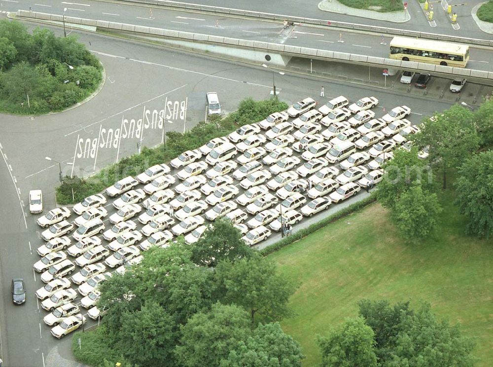 Berlin-Tegel from the bird's eye view: Wartende Taxi-Fahrzeuge am Flughafen TXL.