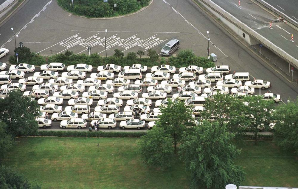 Berlin-Tegel from the bird's eye view: Wartende Taxi-Fahrzeuge auf dem Terminalparkplatz am Flughafen Tegel in Berlin.