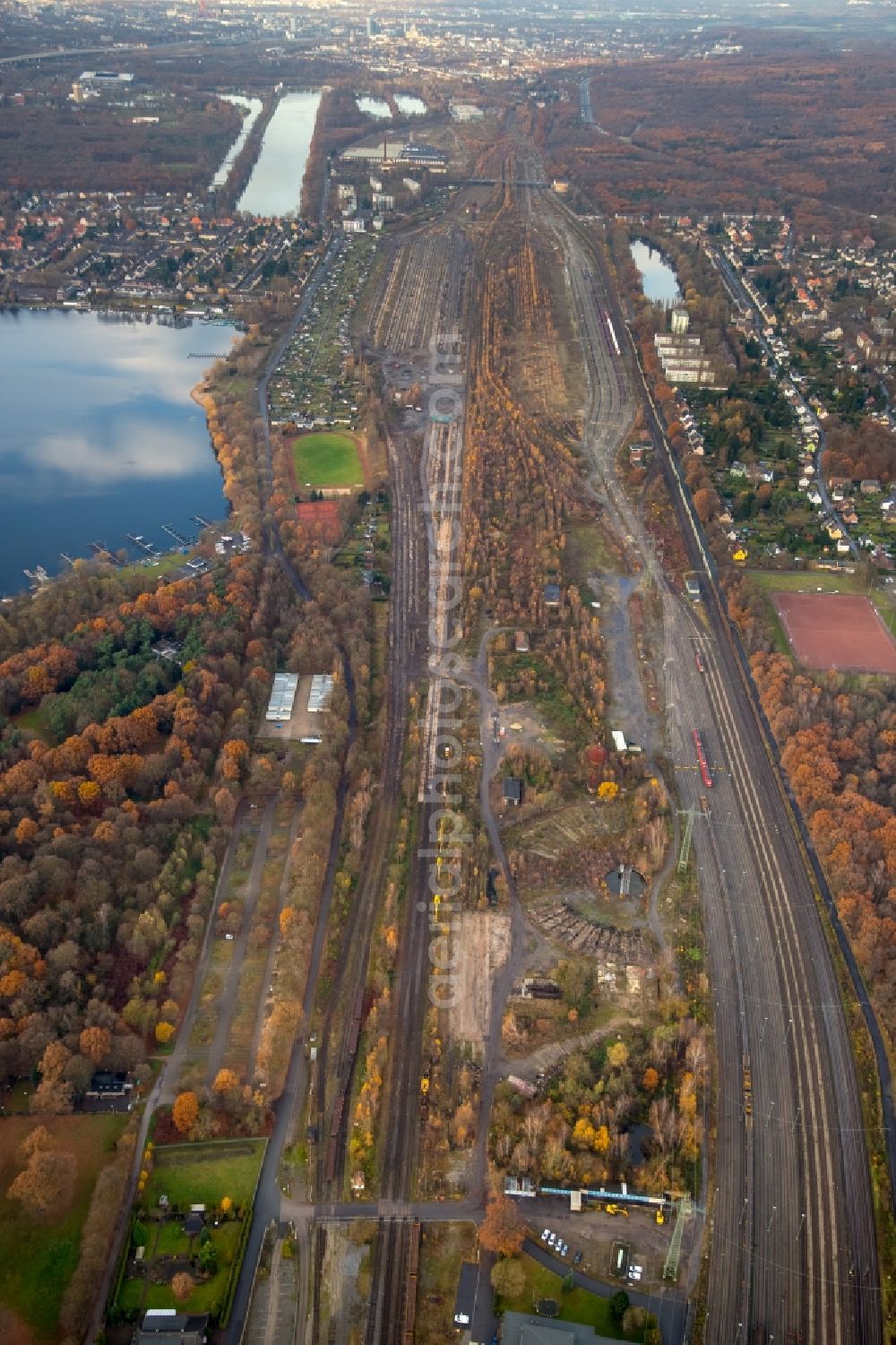 Duisburg from the bird's eye view: Maintenance work on a rail track and overhead wiring harness in the route network of the Deutsche Bahn in the district Duisburg Sued in Duisburg in the state North Rhine-Westphalia