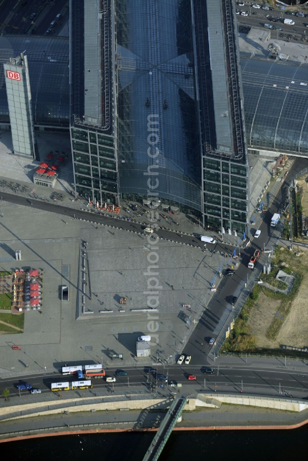 Aerial image Berlin - Washington Square and the main station of the railway in Berlin in Germany. The square and the station are located in the urban development area of Lehrter Stadtquartier where several building projects are undertaken