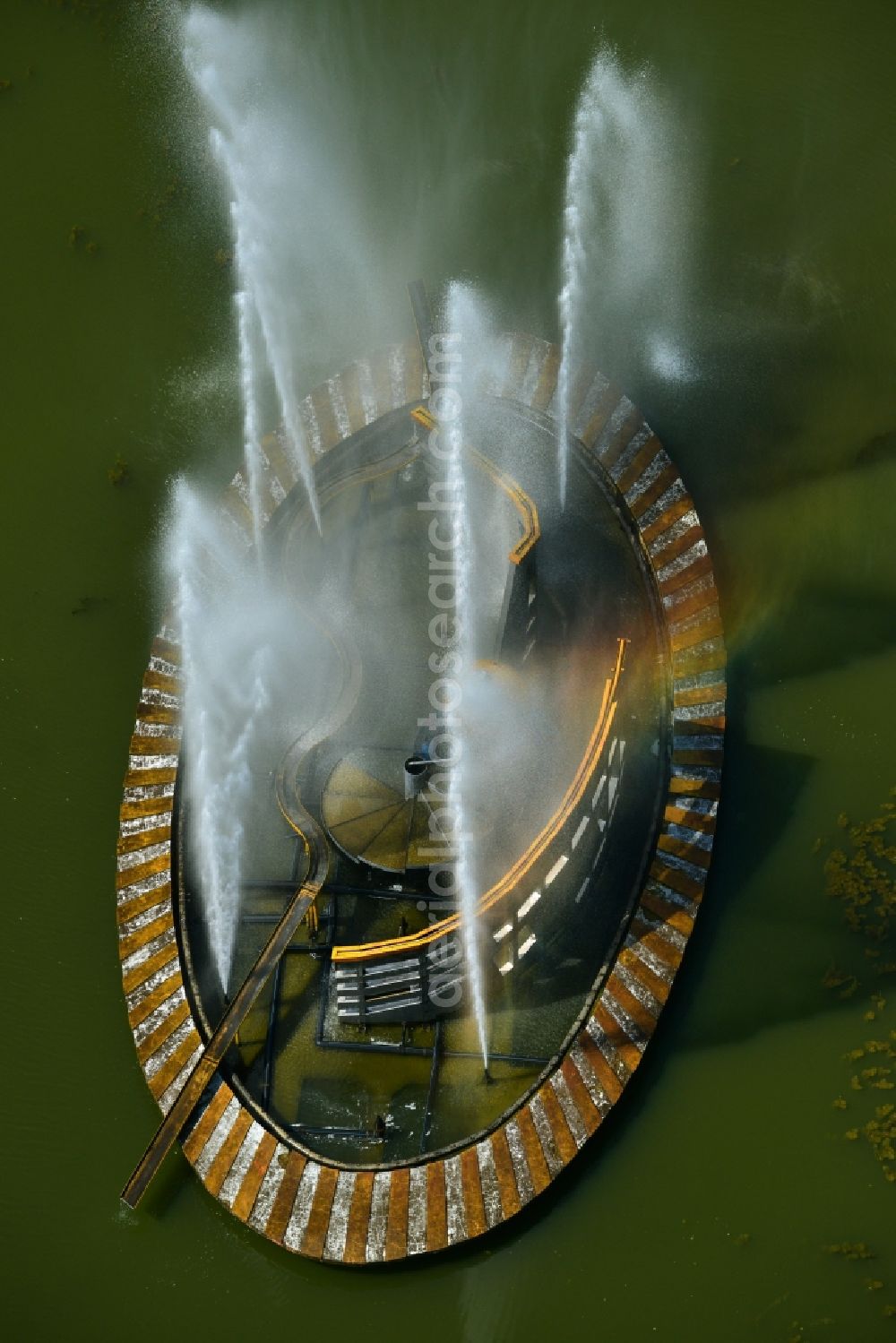 Aerial photograph Bukarest - Water Fontaine in the lake Lacul Plumboita in the city center of the capital city of Bucharest in Romania