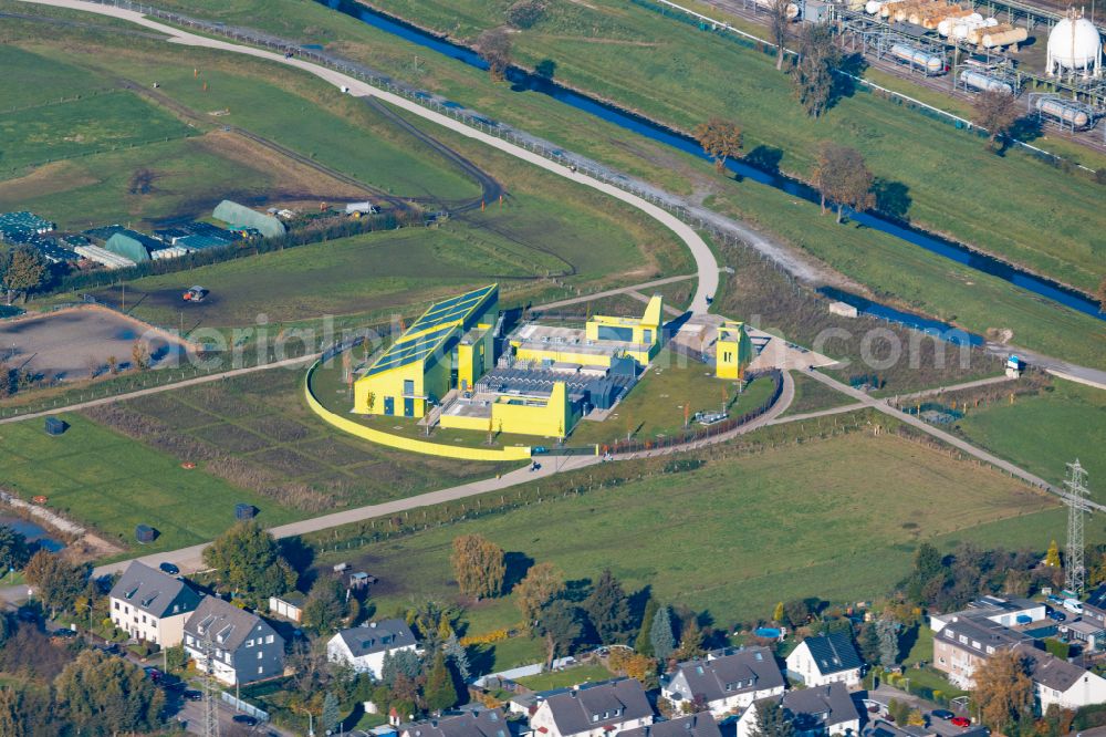 Aerial photograph Oberhausen - Water pumping station on the banks of the Emscher in the district of Hamborn in Oberhausen in the federal state of North Rhine-Westphalia, Germany