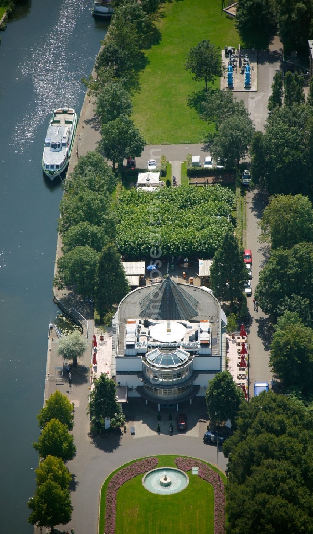 Aerial photograph Mülheim an der Ruhr - Water station - pier of the White Fleet - on the lock island in the Ruhr lock Muelheim an der Ruhr in North Rhine-Westphalia