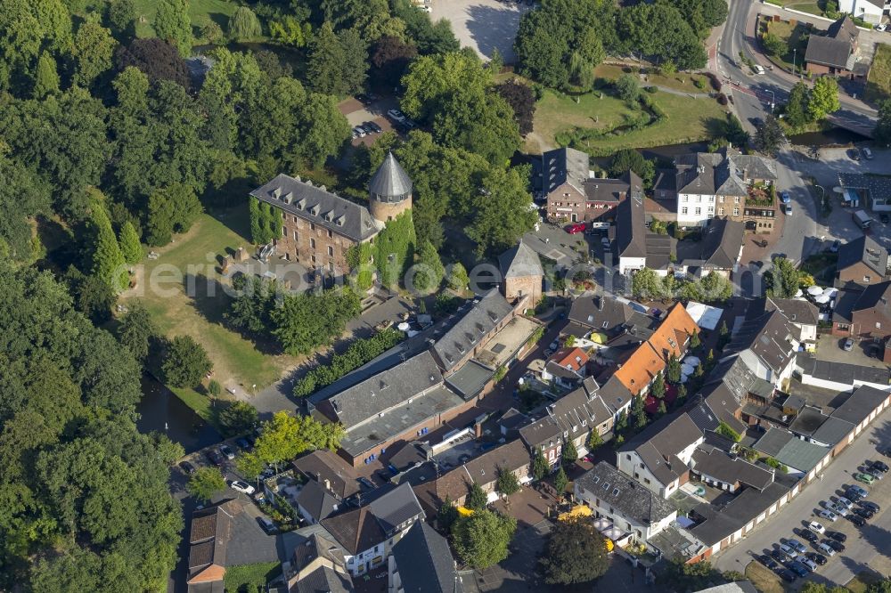 Brüggen from the bird's eye view: Wasserburg Bruggen in the south eastern part of the Lower Rhine community Brüggen in North Rhine-Westphalia. Inside the castle is a museum housed