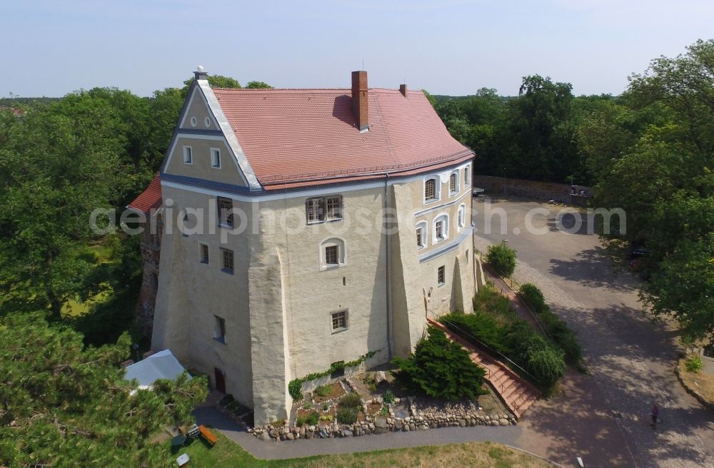 Aerial image Roßlau Elbe - Building and castle park systems of water castle in Rosslau Elbe in the state Saxony-Anhalt, Germany