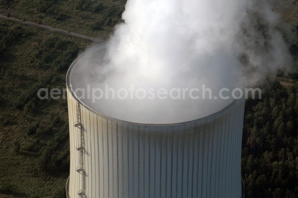 Aerial photograph Schwarze Pumpe - Im Rahmen der Errichtung des VEB Gaskombinat Schwarze Pumpe wurden auf dem Gelände des heutigen Industrieparks auch drei Kraftwerke mit der Bezeichnung Kraftwerk Schwarze Pumpe West, Mitte und Ost in Betrieb genommen. Der erste Kraftwerksblock lieferte ab 1959 Elektroenergie sowie Prozessdampf. Die Blockleistungen betrugen zwischen 25 und 100 MW. Das Kraftwerk Schwarze Pumpe wurde als Gemeinschaftskraftwerk von den damals noch eigenständigen Unternehmen VEAG und den Energiewerke Schwarze Pumpe AG (ESPAG) geplant und gebaut. Der entsprechende Vertrag dazu wurde am 13. Februar 1992 unterzeichnet und im März des selben Jahres wurde der Planungsauftrag für einen Kraftwerksbau an die SIEMENS AG, München erteilt.Neben der Erzeugung von Elektroenergie gehört die Bereitstellung von Prozessdampf für Unternehmen im nahe gelegenen Industriepark Schwarze Pumpe, sowie die Versorgung der Städte Spremberg, Hoyerswerda und des Ortsteil Schwarze Pumpe mit Fernwärme zu dessen wichtigsten Aufgaben. Das Kraftwerk Schwarze Pumpe gehört mit seinen etwa 360 Arbeitnehmern zu einen der größten Arbeitgebern der Region.