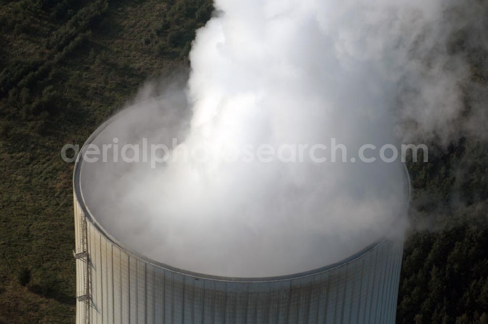 Schwarze Pumpe from above - Im Rahmen der Errichtung des VEB Gaskombinat Schwarze Pumpe wurden auf dem Gelände des heutigen Industrieparks auch drei Kraftwerke mit der Bezeichnung Kraftwerk Schwarze Pumpe West, Mitte und Ost in Betrieb genommen. Der erste Kraftwerksblock lieferte ab 1959 Elektroenergie sowie Prozessdampf. Die Blockleistungen betrugen zwischen 25 und 100 MW. Das Kraftwerk Schwarze Pumpe wurde als Gemeinschaftskraftwerk von den damals noch eigenständigen Unternehmen VEAG und den Energiewerke Schwarze Pumpe AG (ESPAG) geplant und gebaut. Der entsprechende Vertrag dazu wurde am 13. Februar 1992 unterzeichnet und im März des selben Jahres wurde der Planungsauftrag für einen Kraftwerksbau an die SIEMENS AG, München erteilt.Neben der Erzeugung von Elektroenergie gehört die Bereitstellung von Prozessdampf für Unternehmen im nahe gelegenen Industriepark Schwarze Pumpe, sowie die Versorgung der Städte Spremberg, Hoyerswerda und des Ortsteil Schwarze Pumpe mit Fernwärme zu dessen wichtigsten Aufgaben. Das Kraftwerk Schwarze Pumpe gehört mit seinen etwa 360 Arbeitnehmern zu einen der größten Arbeitgebern der Region.