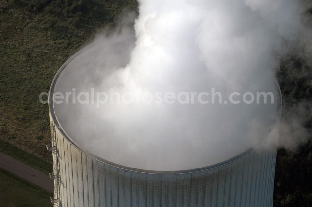 Schwarze Pumpe from the bird's eye view: Im Rahmen der Errichtung des VEB Gaskombinat Schwarze Pumpe wurden auf dem Gelände des heutigen Industrieparks auch drei Kraftwerke mit der Bezeichnung Kraftwerk Schwarze Pumpe West, Mitte und Ost in Betrieb genommen. Der erste Kraftwerksblock lieferte ab 1959 Elektroenergie sowie Prozessdampf. Die Blockleistungen betrugen zwischen 25 und 100 MW. Das Kraftwerk Schwarze Pumpe wurde als Gemeinschaftskraftwerk von den damals noch eigenständigen Unternehmen VEAG und den Energiewerke Schwarze Pumpe AG (ESPAG) geplant und gebaut. Der entsprechende Vertrag dazu wurde am 13. Februar 1992 unterzeichnet und im März des selben Jahres wurde der Planungsauftrag für einen Kraftwerksbau an die SIEMENS AG, München erteilt.Neben der Erzeugung von Elektroenergie gehört die Bereitstellung von Prozessdampf für Unternehmen im nahe gelegenen Industriepark Schwarze Pumpe, sowie die Versorgung der Städte Spremberg, Hoyerswerda und des Ortsteil Schwarze Pumpe mit Fernwärme zu dessen wichtigsten Aufgaben. Das Kraftwerk Schwarze Pumpe gehört mit seinen etwa 360 Arbeitnehmern zu einen der größten Arbeitgebern der Region.