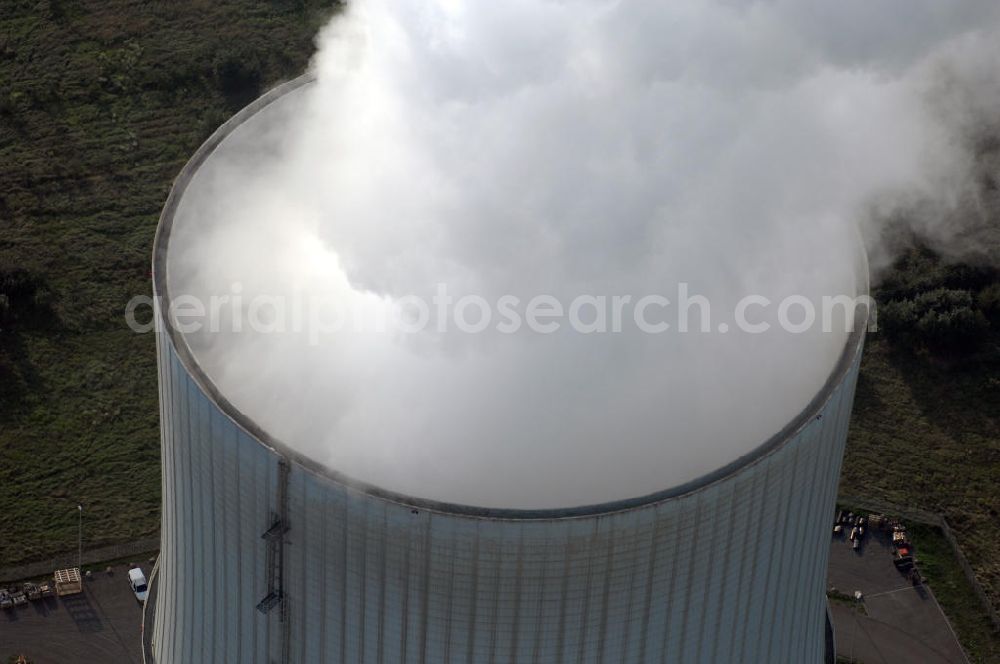 Aerial image Schwarze Pumpe - Im Rahmen der Errichtung des VEB Gaskombinat Schwarze Pumpe wurden auf dem Gelände des heutigen Industrieparks auch drei Kraftwerke mit der Bezeichnung Kraftwerk Schwarze Pumpe West, Mitte und Ost in Betrieb genommen. Der erste Kraftwerksblock lieferte ab 1959 Elektroenergie sowie Prozessdampf. Die Blockleistungen betrugen zwischen 25 und 100 MW. Das Kraftwerk Schwarze Pumpe wurde als Gemeinschaftskraftwerk von den damals noch eigenständigen Unternehmen VEAG und den Energiewerke Schwarze Pumpe AG (ESPAG) geplant und gebaut. Der entsprechende Vertrag dazu wurde am 13. Februar 1992 unterzeichnet und im März des selben Jahres wurde der Planungsauftrag für einen Kraftwerksbau an die SIEMENS AG, München erteilt.Neben der Erzeugung von Elektroenergie gehört die Bereitstellung von Prozessdampf für Unternehmen im nahe gelegenen Industriepark Schwarze Pumpe, sowie die Versorgung der Städte Spremberg, Hoyerswerda und des Ortsteil Schwarze Pumpe mit Fernwärme zu dessen wichtigsten Aufgaben. Das Kraftwerk Schwarze Pumpe gehört mit seinen etwa 360 Arbeitnehmern zu einen der größten Arbeitgebern der Region.