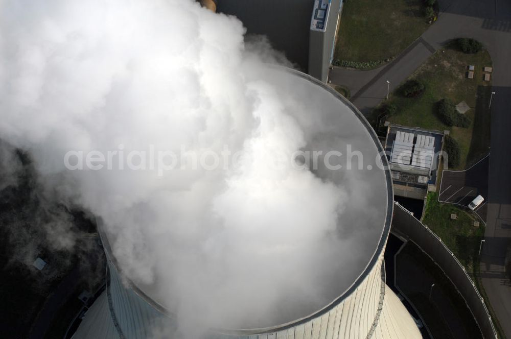 Aerial photograph Schwarze Pumpe - Im Rahmen der Errichtung des VEB Gaskombinat Schwarze Pumpe wurden auf dem Gelände des heutigen Industrieparks auch drei Kraftwerke mit der Bezeichnung Kraftwerk Schwarze Pumpe West, Mitte und Ost in Betrieb genommen. Der erste Kraftwerksblock lieferte ab 1959 Elektroenergie sowie Prozessdampf. Die Blockleistungen betrugen zwischen 25 und 100 MW. Das Kraftwerk Schwarze Pumpe wurde als Gemeinschaftskraftwerk von den damals noch eigenständigen Unternehmen VEAG und den Energiewerke Schwarze Pumpe AG (ESPAG) geplant und gebaut. Der entsprechende Vertrag dazu wurde am 13. Februar 1992 unterzeichnet und im März des selben Jahres wurde der Planungsauftrag für einen Kraftwerksbau an die SIEMENS AG, München erteilt.Neben der Erzeugung von Elektroenergie gehört die Bereitstellung von Prozessdampf für Unternehmen im nahe gelegenen Industriepark Schwarze Pumpe, sowie die Versorgung der Städte Spremberg, Hoyerswerda und des Ortsteil Schwarze Pumpe mit Fernwärme zu dessen wichtigsten Aufgaben. Das Kraftwerk Schwarze Pumpe gehört mit seinen etwa 360 Arbeitnehmern zu einen der größten Arbeitgebern der Region.