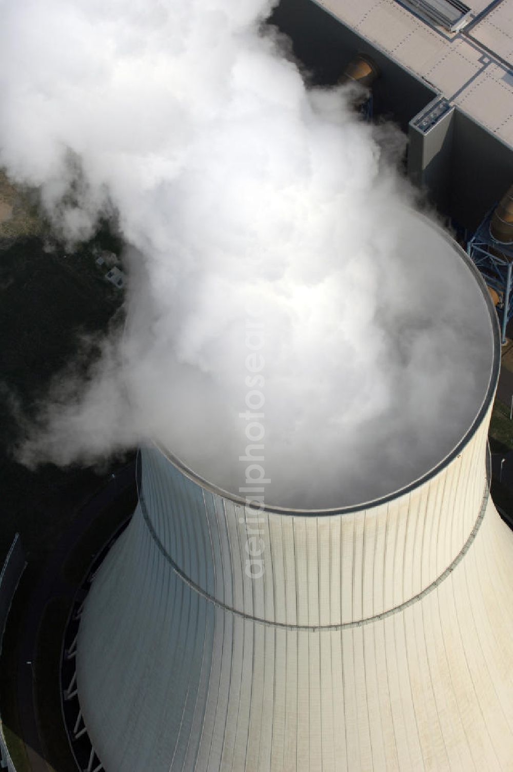 Schwarze Pumpe from above - Im Rahmen der Errichtung des VEB Gaskombinat Schwarze Pumpe wurden auf dem Gelände des heutigen Industrieparks auch drei Kraftwerke mit der Bezeichnung Kraftwerk Schwarze Pumpe West, Mitte und Ost in Betrieb genommen. Der erste Kraftwerksblock lieferte ab 1959 Elektroenergie sowie Prozessdampf. Die Blockleistungen betrugen zwischen 25 und 100 MW. Das Kraftwerk Schwarze Pumpe wurde als Gemeinschaftskraftwerk von den damals noch eigenständigen Unternehmen VEAG und den Energiewerke Schwarze Pumpe AG (ESPAG) geplant und gebaut. Der entsprechende Vertrag dazu wurde am 13. Februar 1992 unterzeichnet und im März des selben Jahres wurde der Planungsauftrag für einen Kraftwerksbau an die SIEMENS AG, München erteilt.Neben der Erzeugung von Elektroenergie gehört die Bereitstellung von Prozessdampf für Unternehmen im nahe gelegenen Industriepark Schwarze Pumpe, sowie die Versorgung der Städte Spremberg, Hoyerswerda und des Ortsteil Schwarze Pumpe mit Fernwärme zu dessen wichtigsten Aufgaben. Das Kraftwerk Schwarze Pumpe gehört mit seinen etwa 360 Arbeitnehmern zu einen der größten Arbeitgebern der Region.