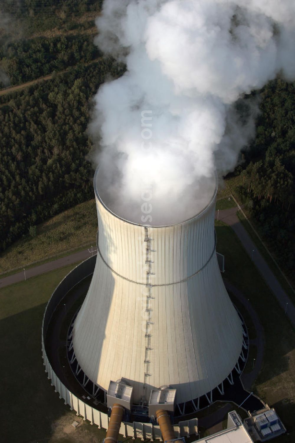 Aerial photograph Schwarze Pumpe - Im Rahmen der Errichtung des VEB Gaskombinat Schwarze Pumpe wurden auf dem Gelände des heutigen Industrieparks auch drei Kraftwerke mit der Bezeichnung Kraftwerk Schwarze Pumpe West, Mitte und Ost in Betrieb genommen. Der erste Kraftwerksblock lieferte ab 1959 Elektroenergie sowie Prozessdampf. Die Blockleistungen betrugen zwischen 25 und 100 MW. Das Kraftwerk Schwarze Pumpe wurde als Gemeinschaftskraftwerk von den damals noch eigenständigen Unternehmen VEAG und den Energiewerke Schwarze Pumpe AG (ESPAG) geplant und gebaut. Der entsprechende Vertrag dazu wurde am 13. Februar 1992 unterzeichnet und im März des selben Jahres wurde der Planungsauftrag für einen Kraftwerksbau an die SIEMENS AG, München erteilt.Neben der Erzeugung von Elektroenergie gehört die Bereitstellung von Prozessdampf für Unternehmen im nahe gelegenen Industriepark Schwarze Pumpe, sowie die Versorgung der Städte Spremberg, Hoyerswerda und des Ortsteil Schwarze Pumpe mit Fernwärme zu dessen wichtigsten Aufgaben. Das Kraftwerk Schwarze Pumpe gehört mit seinen etwa 360 Arbeitnehmern zu einen der größten Arbeitgebern der Region.