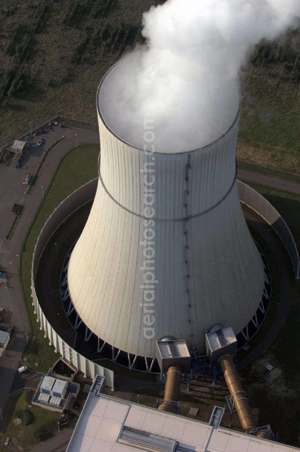 Schwarze Pumpe from above - Im Rahmen der Errichtung des VEB Gaskombinat Schwarze Pumpe wurden auf dem Gelände des heutigen Industrieparks auch drei Kraftwerke mit der Bezeichnung Kraftwerk Schwarze Pumpe West, Mitte und Ost in Betrieb genommen. Der erste Kraftwerksblock lieferte ab 1959 Elektroenergie sowie Prozessdampf. Die Blockleistungen betrugen zwischen 25 und 100 MW. Das Kraftwerk Schwarze Pumpe wurde als Gemeinschaftskraftwerk von den damals noch eigenständigen Unternehmen VEAG und den Energiewerke Schwarze Pumpe AG (ESPAG) geplant und gebaut. Der entsprechende Vertrag dazu wurde am 13. Februar 1992 unterzeichnet und im März des selben Jahres wurde der Planungsauftrag für einen Kraftwerksbau an die SIEMENS AG, München erteilt.Neben der Erzeugung von Elektroenergie gehört die Bereitstellung von Prozessdampf für Unternehmen im nahe gelegenen Industriepark Schwarze Pumpe, sowie die Versorgung der Städte Spremberg, Hoyerswerda und des Ortsteil Schwarze Pumpe mit Fernwärme zu dessen wichtigsten Aufgaben. Das Kraftwerk Schwarze Pumpe gehört mit seinen etwa 360 Arbeitnehmern zu einen der größten Arbeitgebern der Region.