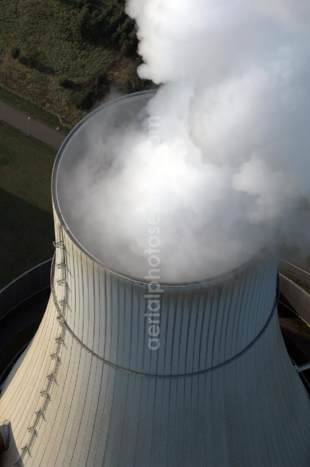 Schwarze Pumpe from the bird's eye view: Im Rahmen der Errichtung des VEB Gaskombinat Schwarze Pumpe wurden auf dem Gelände des heutigen Industrieparks auch drei Kraftwerke mit der Bezeichnung Kraftwerk Schwarze Pumpe West, Mitte und Ost in Betrieb genommen. Der erste Kraftwerksblock lieferte ab 1959 Elektroenergie sowie Prozessdampf. Die Blockleistungen betrugen zwischen 25 und 100 MW. Das Kraftwerk Schwarze Pumpe wurde als Gemeinschaftskraftwerk von den damals noch eigenständigen Unternehmen VEAG und den Energiewerke Schwarze Pumpe AG (ESPAG) geplant und gebaut. Der entsprechende Vertrag dazu wurde am 13. Februar 1992 unterzeichnet und im März des selben Jahres wurde der Planungsauftrag für einen Kraftwerksbau an die SIEMENS AG, München erteilt.Neben der Erzeugung von Elektroenergie gehört die Bereitstellung von Prozessdampf für Unternehmen im nahe gelegenen Industriepark Schwarze Pumpe, sowie die Versorgung der Städte Spremberg, Hoyerswerda und des Ortsteil Schwarze Pumpe mit Fernwärme zu dessen wichtigsten Aufgaben. Das Kraftwerk Schwarze Pumpe gehört mit seinen etwa 360 Arbeitnehmern zu einen der größten Arbeitgebern der Region.