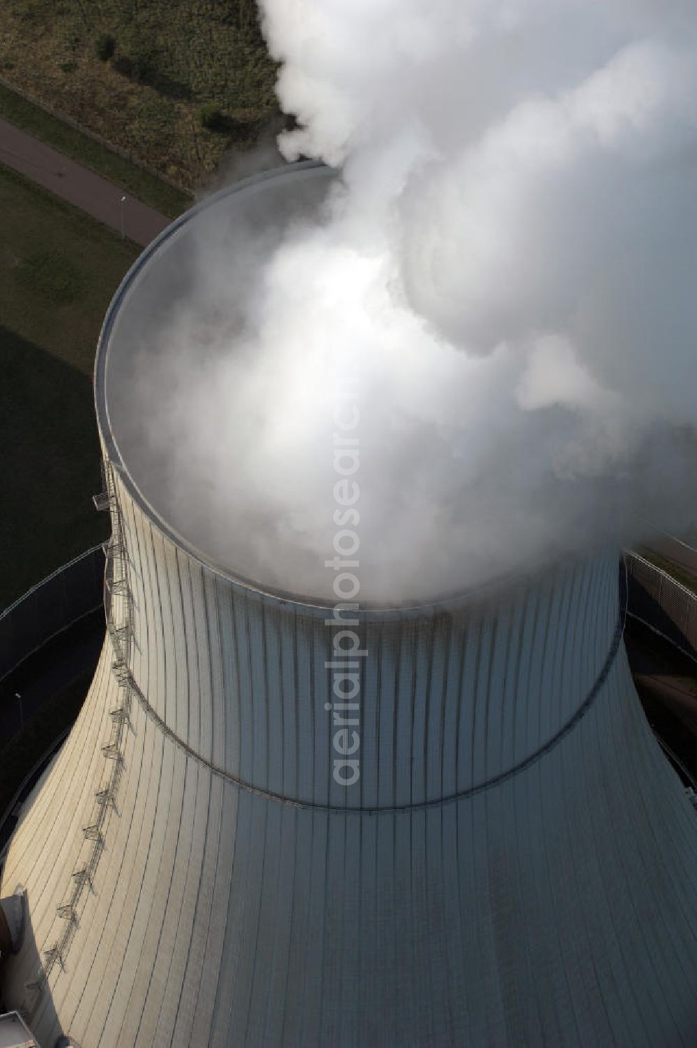 Aerial image Schwarze Pumpe - Im Rahmen der Errichtung des VEB Gaskombinat Schwarze Pumpe wurden auf dem Gelände des heutigen Industrieparks auch drei Kraftwerke mit der Bezeichnung Kraftwerk Schwarze Pumpe West, Mitte und Ost in Betrieb genommen. Der erste Kraftwerksblock lieferte ab 1959 Elektroenergie sowie Prozessdampf. Die Blockleistungen betrugen zwischen 25 und 100 MW. Das Kraftwerk Schwarze Pumpe wurde als Gemeinschaftskraftwerk von den damals noch eigenständigen Unternehmen VEAG und den Energiewerke Schwarze Pumpe AG (ESPAG) geplant und gebaut. Der entsprechende Vertrag dazu wurde am 13. Februar 1992 unterzeichnet und im März des selben Jahres wurde der Planungsauftrag für einen Kraftwerksbau an die SIEMENS AG, München erteilt.Neben der Erzeugung von Elektroenergie gehört die Bereitstellung von Prozessdampf für Unternehmen im nahe gelegenen Industriepark Schwarze Pumpe, sowie die Versorgung der Städte Spremberg, Hoyerswerda und des Ortsteil Schwarze Pumpe mit Fernwärme zu dessen wichtigsten Aufgaben. Das Kraftwerk Schwarze Pumpe gehört mit seinen etwa 360 Arbeitnehmern zu einen der größten Arbeitgebern der Region.