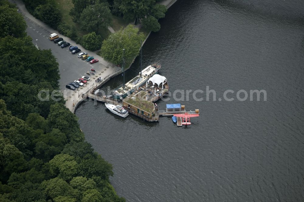 Berlin from the bird's eye view: Seaplane landing area Air Service Berlin on the shores of the Isle of Youth Treptower Park in Berlin Treptow