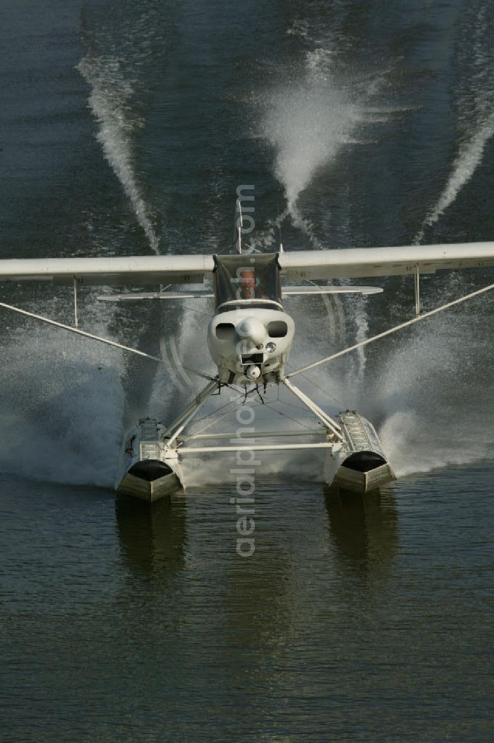 Aerial image Föhren - Wasserflugzeug Piper PA-18 Super Cub auf der Mosel bei Föhren. Die auf dem Flugplatz Föhren ansässige Drive & Fly Luftfahrt GmbH bietet auf einem dafür freigegebenen Flußabschnitt Wasserflugausbildung an.