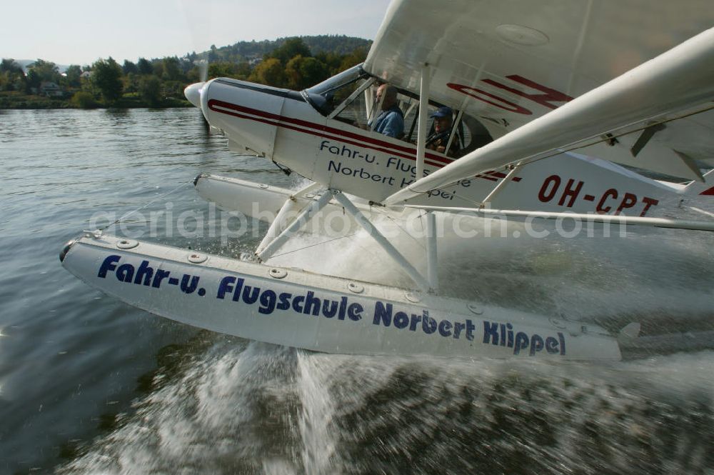 Föhren from above - Wasserflugzeug Piper PA-18 Super Cub auf der Mosel bei Föhren. Die auf dem Flugplatz Föhren ansässige Drive & Fly Luftfahrt GmbH bietet auf einem dafür freigegebenen Flußabschnitt Wasserflugausbildung an.