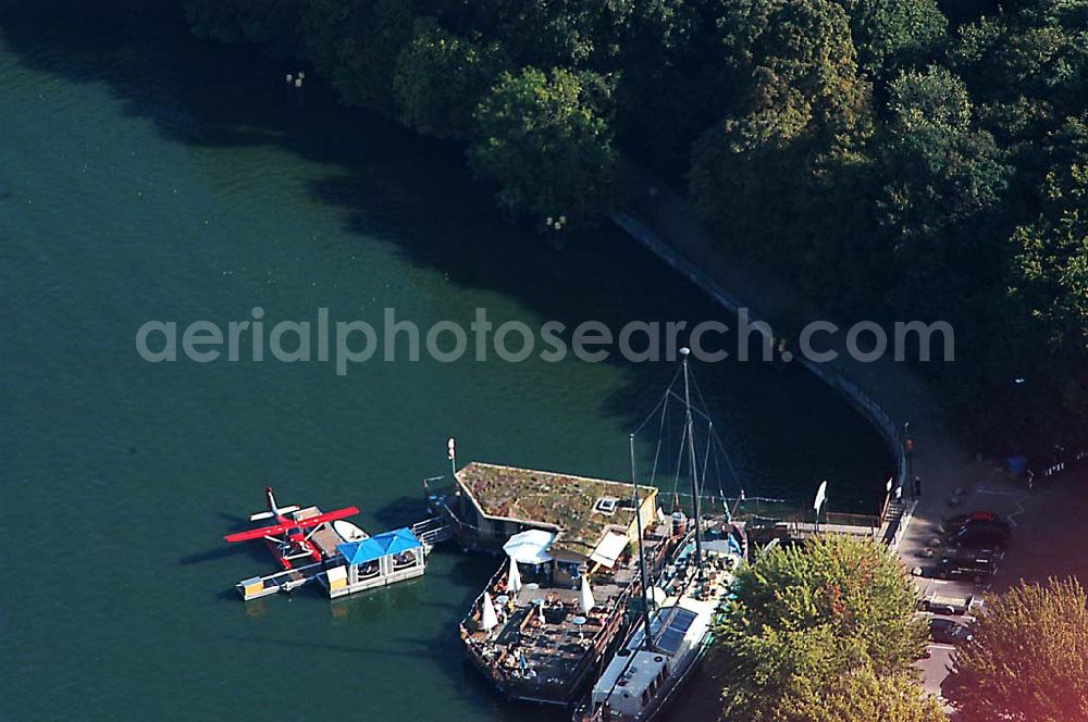 Berlin / Treptow from the bird's eye view: 01.10.2003 Wasserflugzeugstation an der Insel der Jugend in Berlin-Treptow und Blick auf den Club MS Hoppetosse Eichenstr,4 am Spreeufer