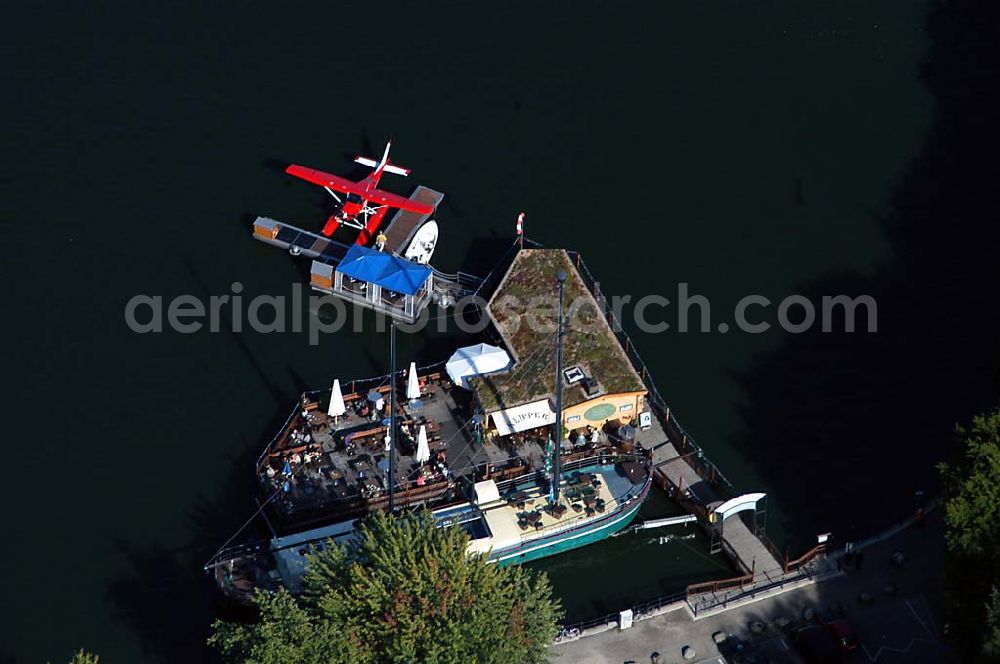 Aerial image Berlin / Treptow - 01.10.2003 Wasserflugzeugstation an der Insel der Jugend in Berlin-Treptow und Blick auf den Club MS Hoppetosse Eichenstr,4 am Spreeufer