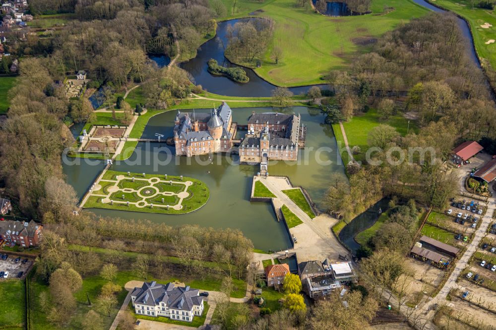 Aerial image Isselburg - building and castle park systems of water castle in the district Anholt in Isselburg in the state North Rhine-Westphalia, Germany
