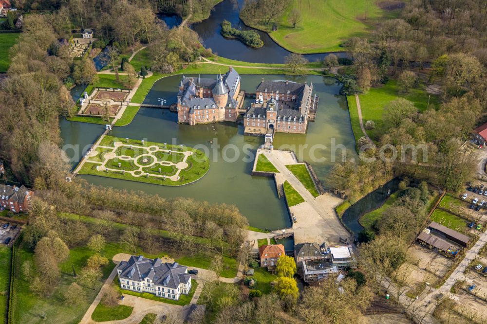 Aerial photograph Isselburg - building and castle park systems of water castle in the district Anholt in Isselburg in the state North Rhine-Westphalia, Germany
