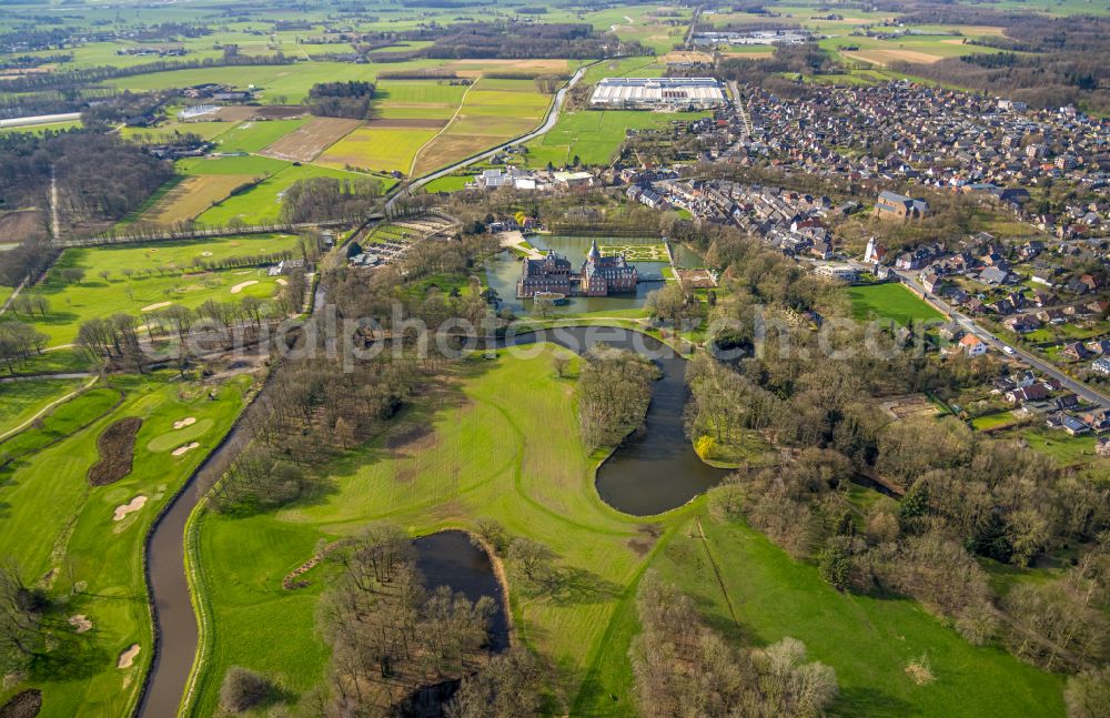 Aerial photograph Isselburg - building and castle park systems of water castle in the district Anholt in Isselburg in the state North Rhine-Westphalia, Germany