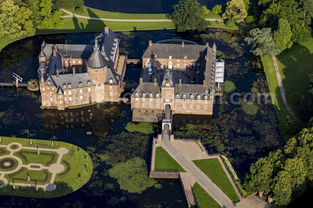 Aerial photograph Anholt - Building and castle park systems of water castle in the district Anholt in Isselburg in the state North Rhine-Westphalia, Germany