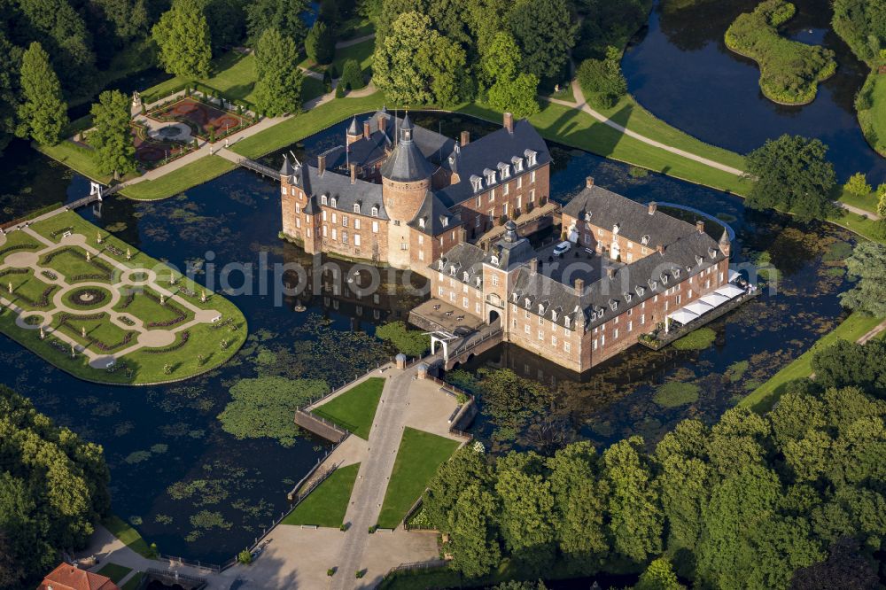 Anholt from the bird's eye view: Building and castle park systems of water castle in the district Anholt in Isselburg in the state North Rhine-Westphalia, Germany