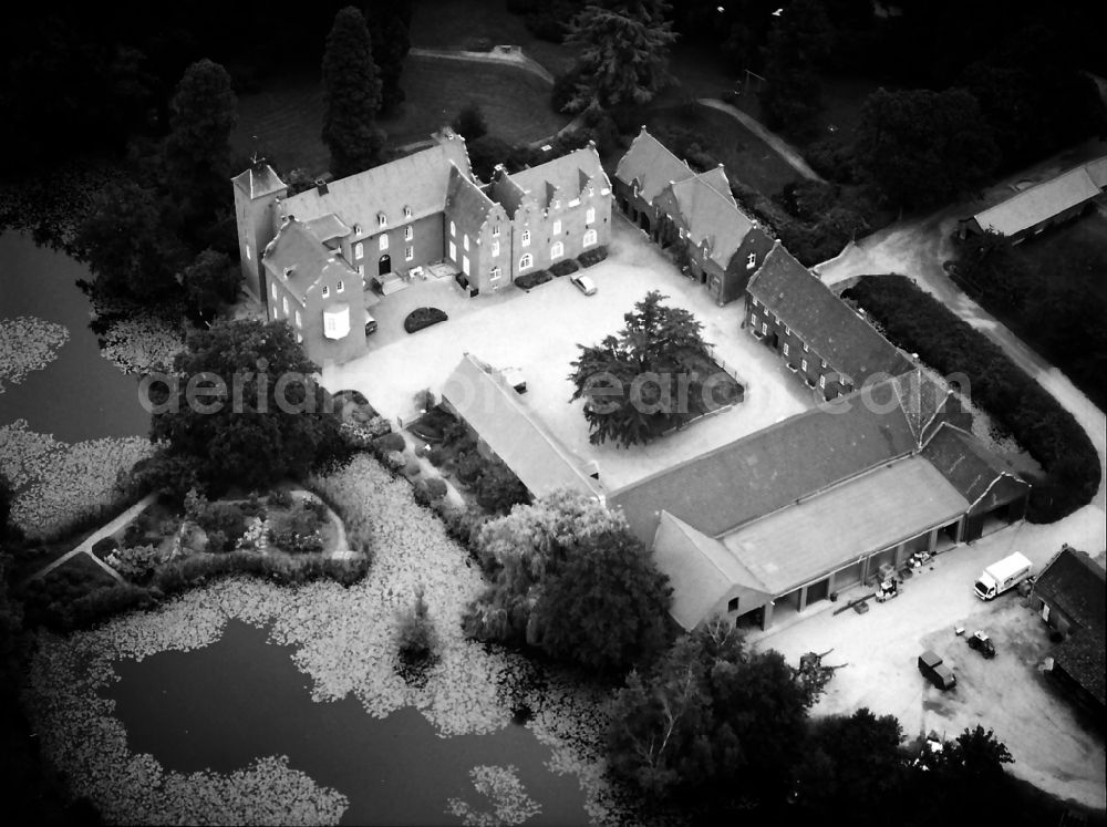 Aerial photograph Vluyn - Building and castle park systems of water castle Bloemersheim in Vluyn in the state North Rhine-Westphalia, Germany