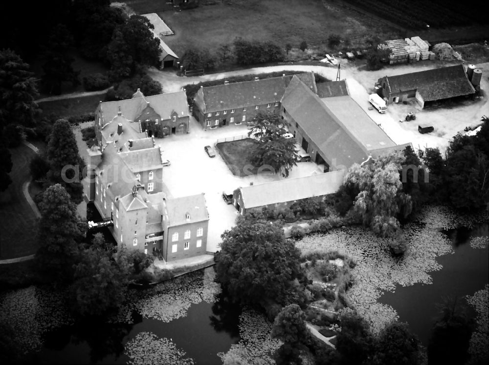 Vluyn from the bird's eye view: Building and castle park systems of water castle Bloemersheim in Vluyn in the state North Rhine-Westphalia, Germany