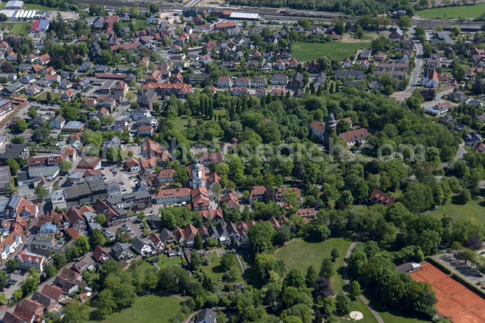 Diepholz from the bird's eye view: Building and castle park systems of water castle and District Court on street Lange Strasse in the district Ossenbeck in Diepholz in the state Lower Saxony, Germany