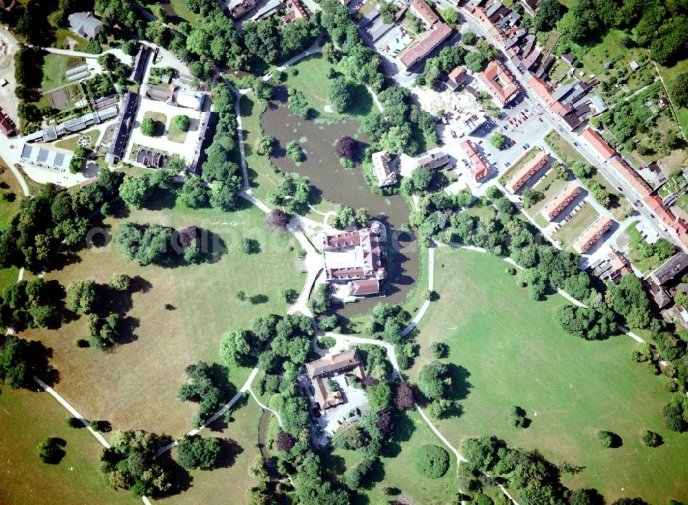 Aerial photograph Bad Muskau - Building and castle park systems of water castle on Schlossstrasse in Fuerst-Pueckler-Park in Bad Muskau in the state Saxony, Germany