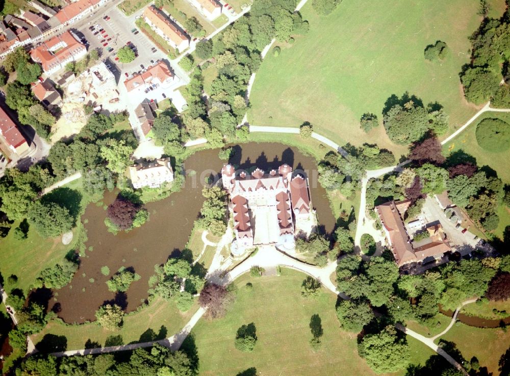 Aerial photograph Bad Muskau - Building and castle park systems of water castle on Schlossstrasse in Fuerst-Pueckler-Park in Bad Muskau in the state Saxony, Germany