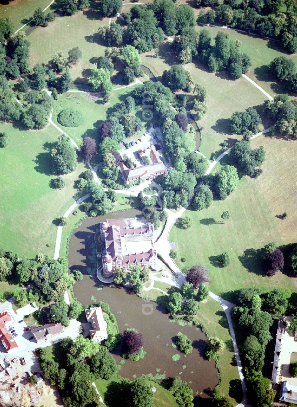 Aerial photograph Bad Muskau - Building and castle park systems of water castle on Schlossstrasse in Fuerst-Pueckler-Park in Bad Muskau in the state Saxony, Germany