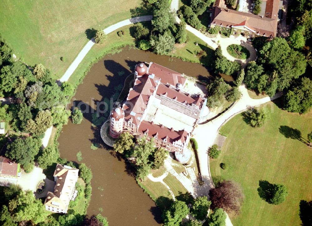 Aerial photograph Bad Muskau - Building and castle park systems of water castle on Schlossstrasse in Fuerst-Pueckler-Park in Bad Muskau in the state Saxony, Germany