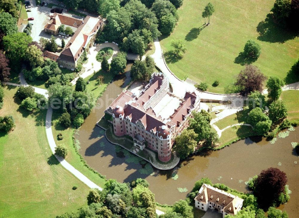 Aerial photograph Bad Muskau - Building and castle park systems of water castle on Schlossstrasse in Fuerst-Pueckler-Park in Bad Muskau in the state Saxony, Germany