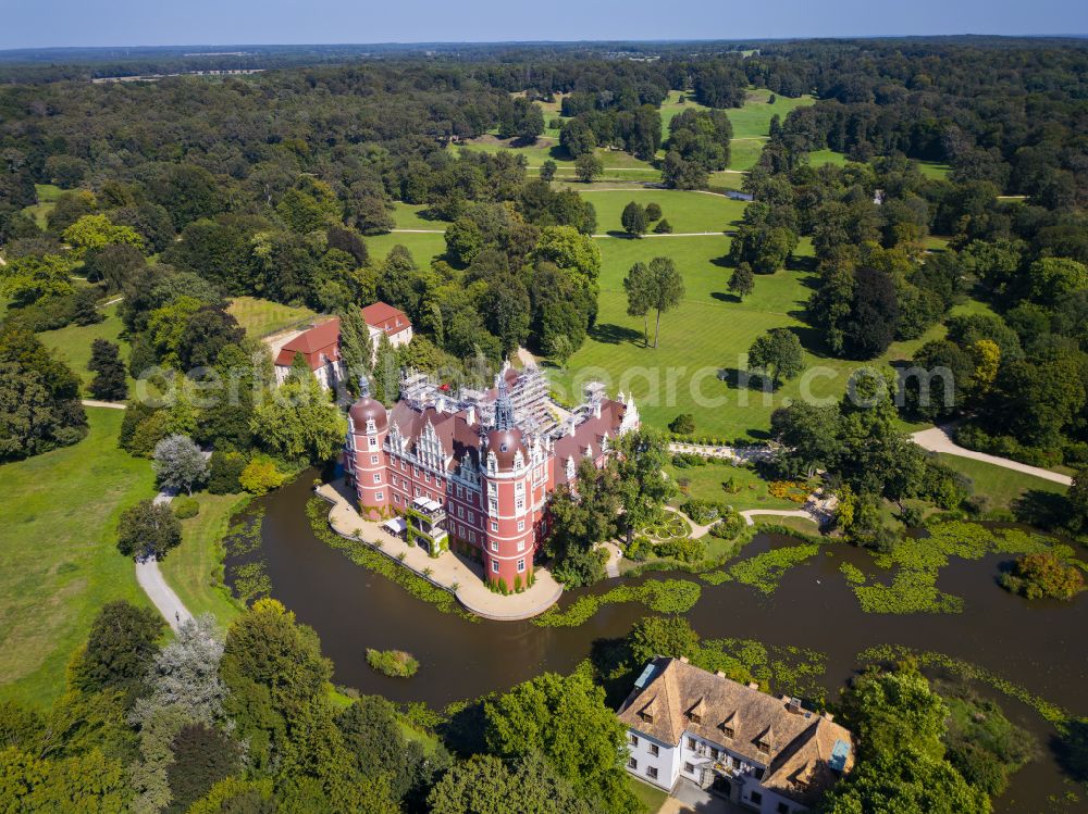 Aerial photograph Bad Muskau - Building and castle park systems of water castle on Schlossstrasse in Fuerst-Pueckler-Park in Bad Muskau in the state Saxony, Germany