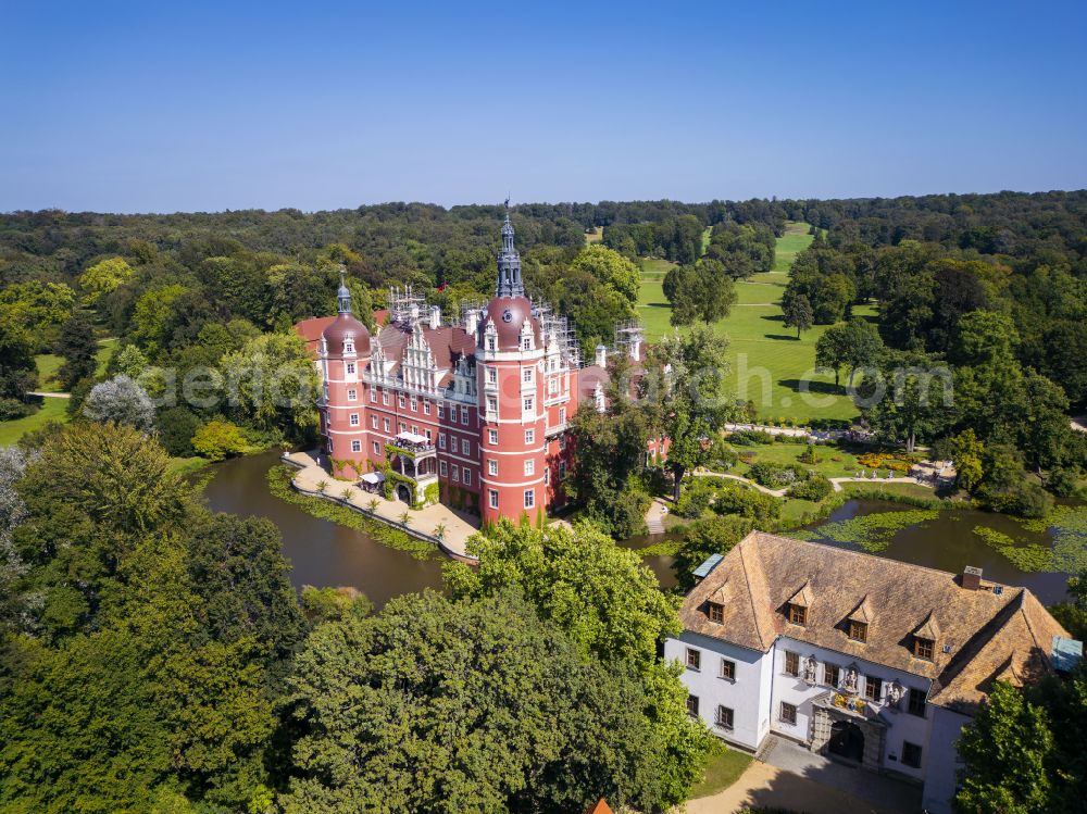 Bad Muskau from the bird's eye view: Building and castle park systems of water castle on Schlossstrasse in Fuerst-Pueckler-Park in Bad Muskau in the state Saxony, Germany