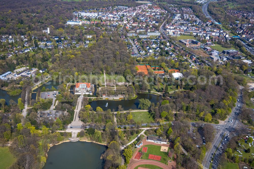 Gelsenkirchen from the bird's eye view: Building and castle park systems of water castle Berge in the district Buer in Gelsenkirchen at Ruhrgebiet in the state North Rhine-Westphalia, Germany