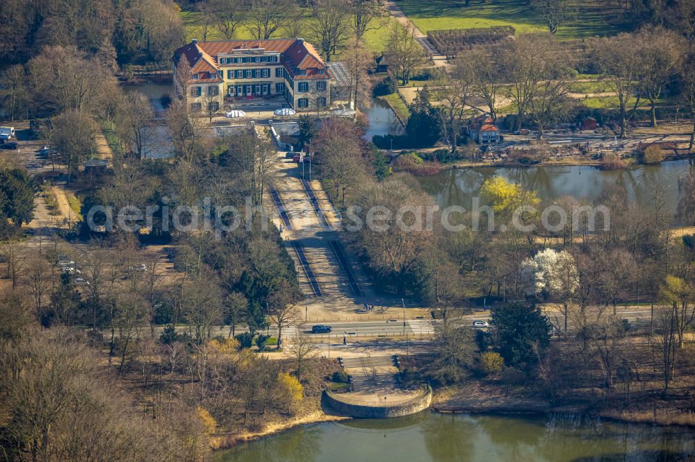 Gelsenkirchen from the bird's eye view: building and castle park systems of water castle Berge in the district Buer in Gelsenkirchen at Ruhrgebiet in the state North Rhine-Westphalia, Germany