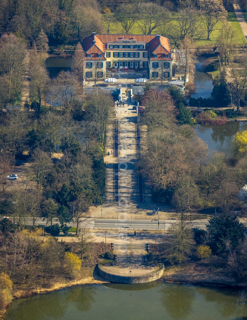Aerial image Gelsenkirchen - building and castle park systems of water castle Berge in the district Buer in Gelsenkirchen at Ruhrgebiet in the state North Rhine-Westphalia, Germany